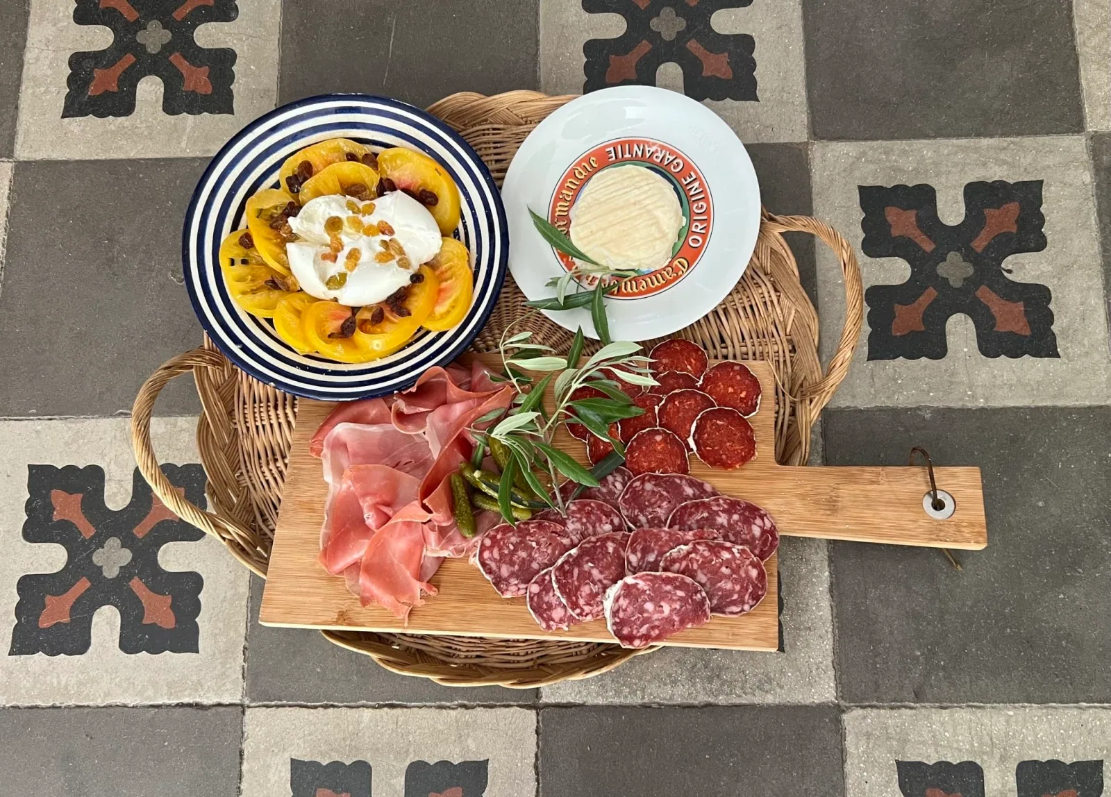 Planche de charcuterie et fromages de l’Hôtel La Suite